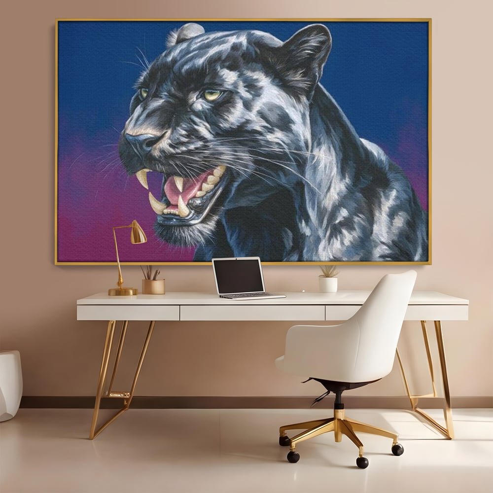 Tablou canvas cu tablou canvas cu pantera neagra, in rama de aluminiu auriu, pe perete intr-un birou